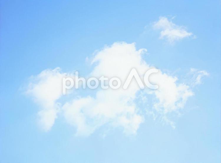 澄んだ青空に浮かぶ白い雲の背景 背景,雲,青空の写真素材