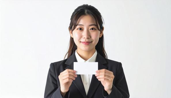 白い名刺を見せる女性(名刺部分書換え用) 白い名刺を見せる女性(名刺部分書換え用)の写真