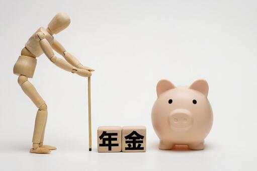 老人と豚の貯金箱で年金のイメージ シニア,貯金,年金の写真素材