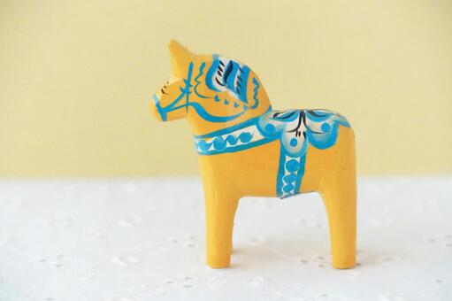 黄色のダーラナホース　幸運を運ぶ馬 ダーラナホース,馬,オブジェの写真素材