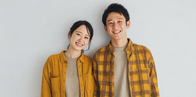 仲良く寄り添う笑顔の男女 仲良く寄り添う笑顔の男女の写真