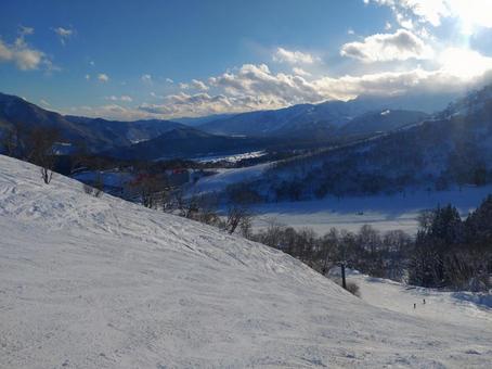 日が差し込むスキー場 日が差し込むスキー場 雪,スキー場,日の写真素材