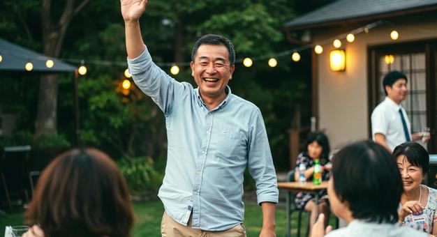 屋外で手を振る男性 屋外で手を振る男性の写真