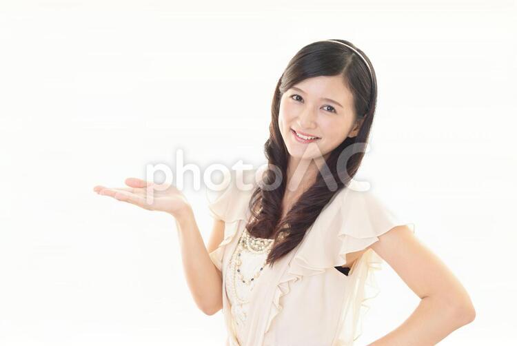 掌を見せる笑顔の女性 女性,女,笑顔の写真素材