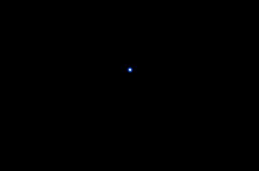 漆黒の夜空にかかる淡く青い光に包まれた月 漆黒の夜空にかかる淡く青い光に包まれた月の写真