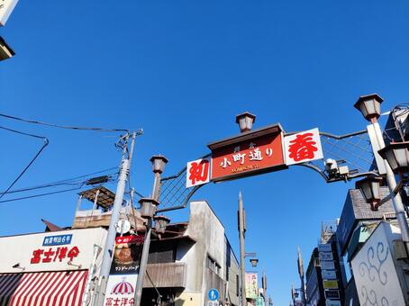 観光地の商店街の門と青空 商店街,通り,門の写真素材