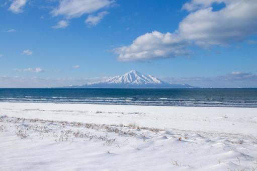 海岸から望む冬の利尻岳 冬,冬山,利尻岳の写真素材