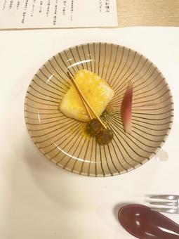 美しい器に盛り付けられた和食の箸休め 美しい器に盛り付けられた和食の箸休め 和食,日本料理,懐石料理の写真素材