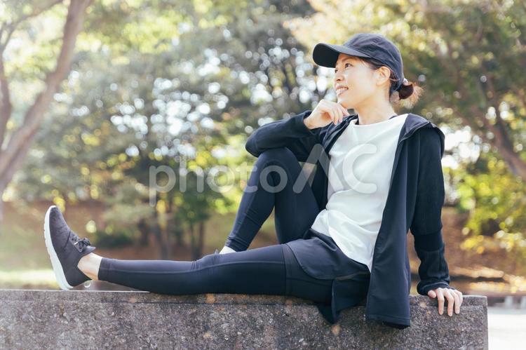 公園で休むスポーツウェアを着た女性 運動,スポーツ,散歩の写真素材