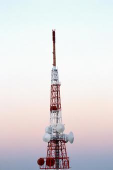 夕焼け空にそびえる電波塔 夕焼け空にそびえる電波塔 電波塔,アンテナ,鉄塔の写真素材