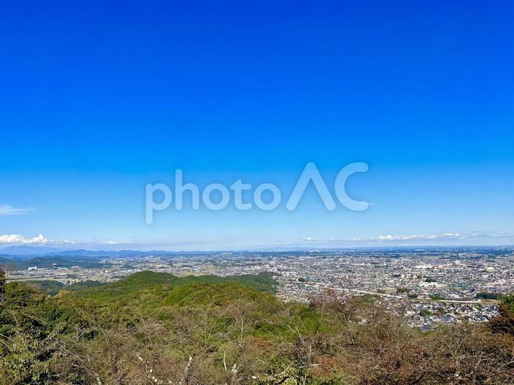山頂から見下ろす街並み 秋晴れ,空,晴れの写真素材