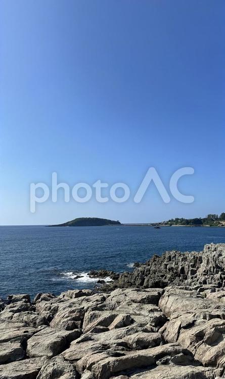 夏の海岸線から見える島 岩場,海,島の写真素材