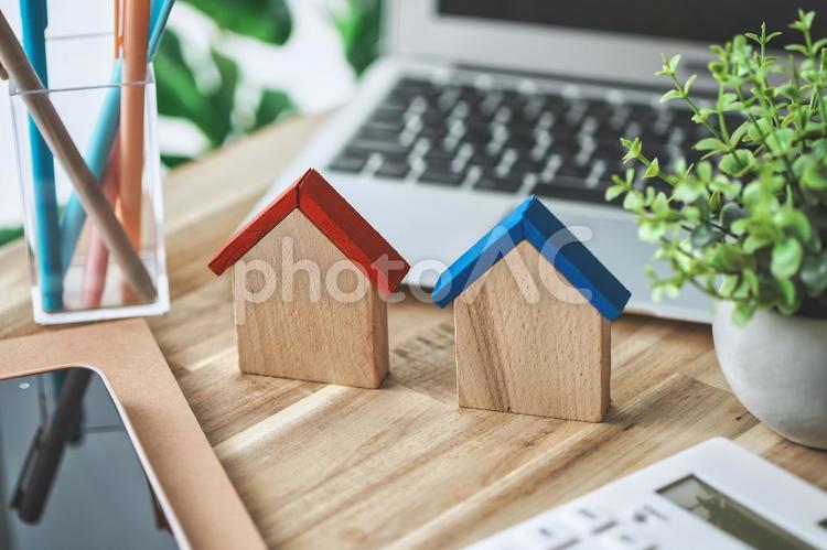 木製の2つの家とビジネスアイテム 家,住宅,ローンの写真素材