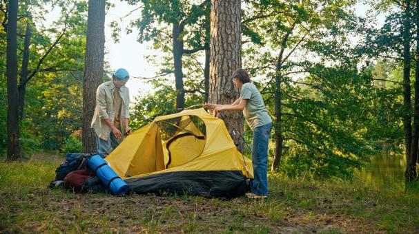 テントを組み立てている2人 男性,外国人,キャンプの写真素材