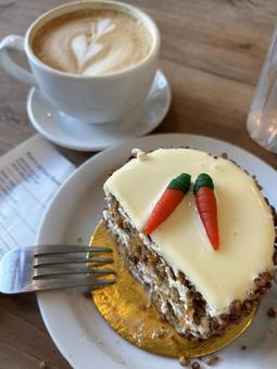 カフェのキャロットケーキとコーヒー カフェのキャロットケーキとコーヒーの写真