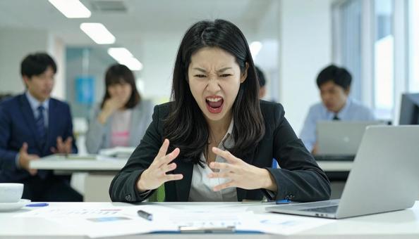 オフィスで叫ぶ女性 オフィスで叫ぶ女性の写真