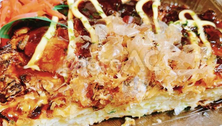 お好み焼き　アップ　料理　素材 お好み焼き,関西風,ソースの写真素材