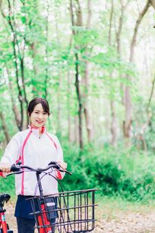 自然の中でサイクリングを楽しむ若い女性 自然,リフレッシュ,ロードバイクの写真素材