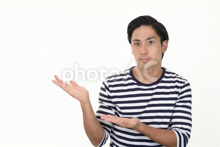 案内する男性 男性,笑顔,案内の写真素材