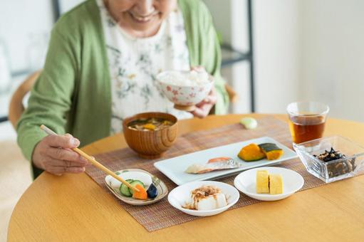 朝食を食べるシニアの女性 朝食を食べるシニアの女性 食事,シニア,漬け物の写真素材