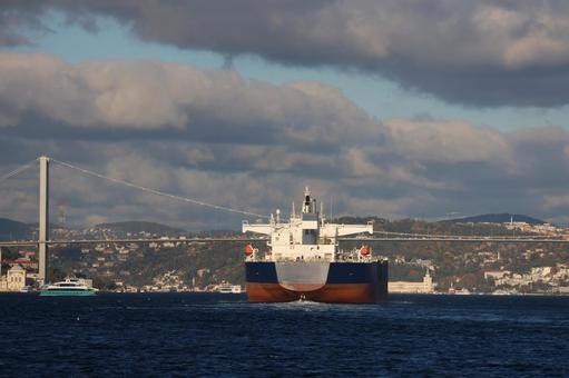 海峡を行く巨大タンカーの写真