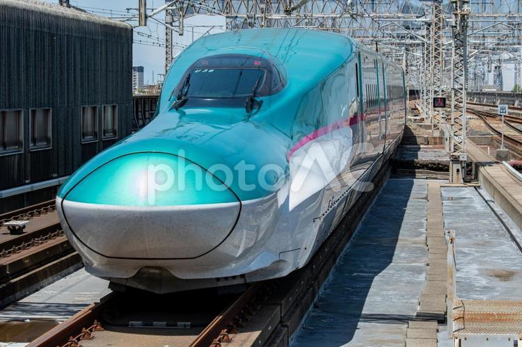 ホームに入線してくる東北青森新幹線E5系 e5系,線路,駅の写真素材