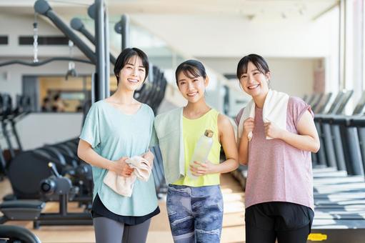 ジムでトレーニングする若い女性 ジム,フィットネス,女性の写真素材