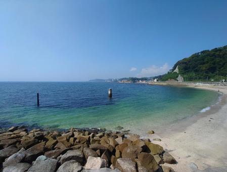 透き通った海の波が打ち寄せる砂浜 透き通った海の波が打ち寄せる砂浜の写真