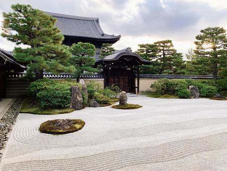 枯山水庭園と松のある風景 枯山水庭園と松のある風景 龍安寺,神社,松の写真素材