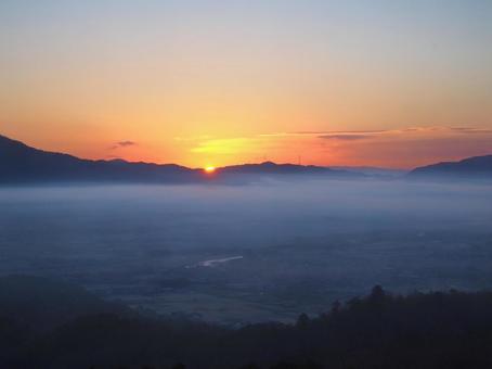 朝日と雲海 丹波八木城跡より 雲海,日の出,朝日の写真素材