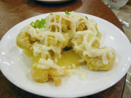 海老のフリッターにマヨネーズかけ 海老のフリッターにマヨネーズかけ 海老,フリッター,揚げ物の写真素材