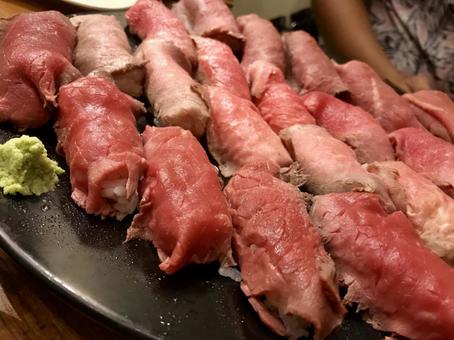 肉寿司の盛り合わせ(黒皿) 肉寿司の盛り合わせ(黒皿) 肉寿司,牛肉,寿司の写真素材