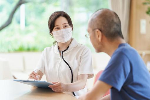 A nurse who manages the physical condition of the elderly in a long-term care facility, pielęgniarka, osoby starsze, stan fizyczny, JPG