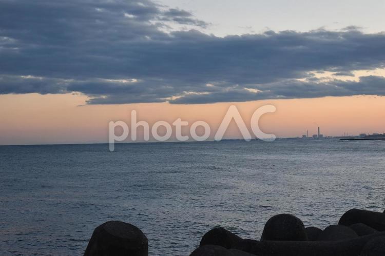水平線と沈む夕日…静かな海岸の風景 海岸,夕日,朝日の写真素材