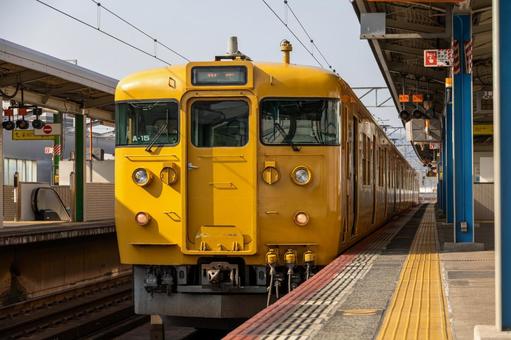ホームに停車中の黄色い古い車両1 ホームに停車中の黄色い古い車両1 古い,電車,車両の写真素材