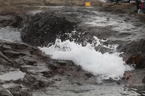 しぶきをあげる波 自然,岩,景色の写真素材