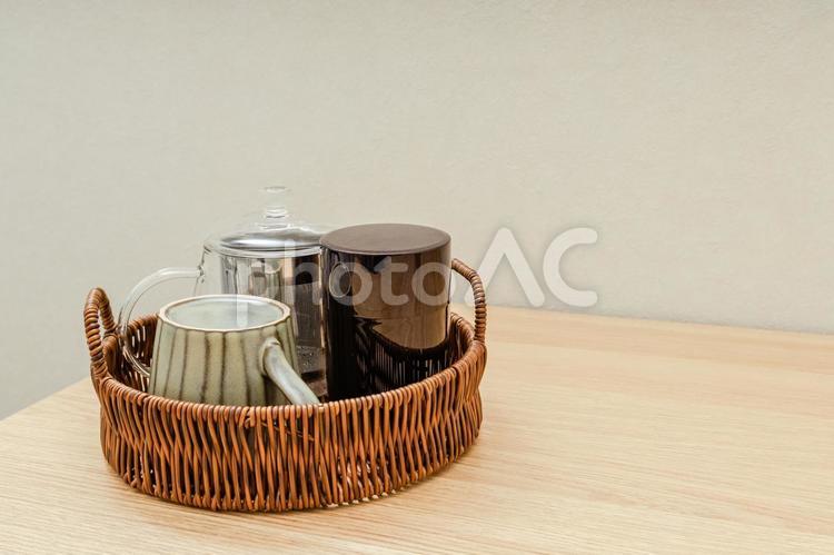 テーブルに置いた急須、茶筒、カップ、籠 日本茶,急須,カップの写真素材