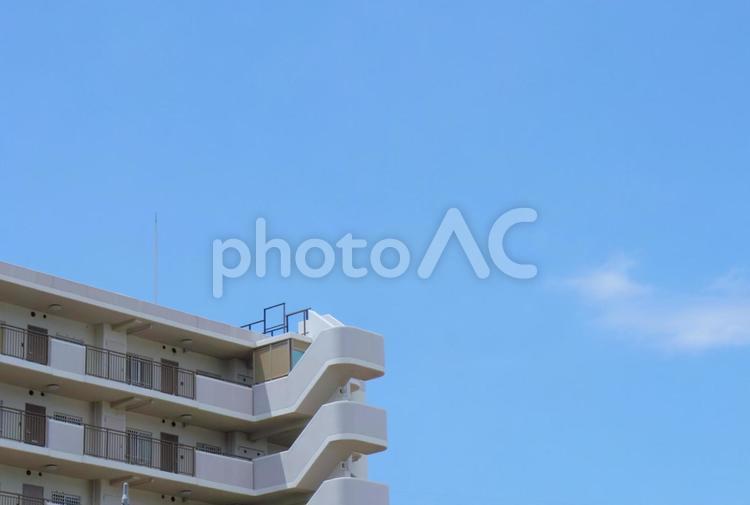 マンションと青空（コピースペース有） マンション,青空,コピースペースの写真素材