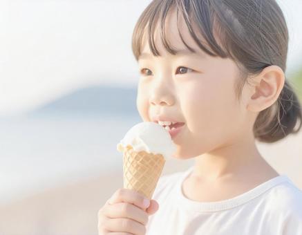 アイスクリームを食べる子供 海で アイスクリームを食べる子供 海での写真