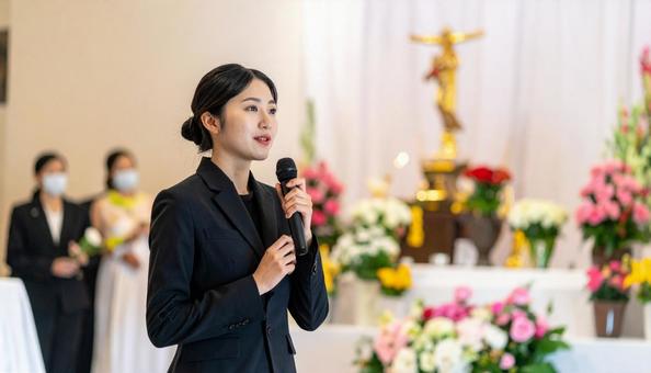 葬儀の司会進行するセレモニースタッフ女性の写真