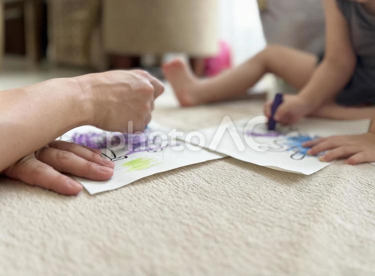 クレヨンでお絵描きをする親子 クレヨン,子ども,お絵描きの写真素材