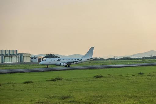 ランウェイに長く伸びる機影 ランウェイに長く伸びる機影 飛行機,航空機,旅客機の写真素材