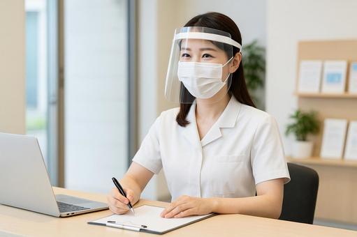 受付対応する女性スタッフ 受付対応する女性スタッフの写真