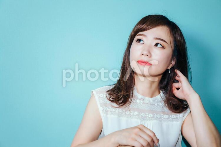 水色の壁の前にいる女性 女性,美白,髪の写真素材