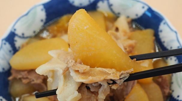 手作り・豚バラ大根(食べるシーン) 手作り・豚バラ大根(食べるシーン) 豚バラ大根,手作り,豚バラ肉の写真素材