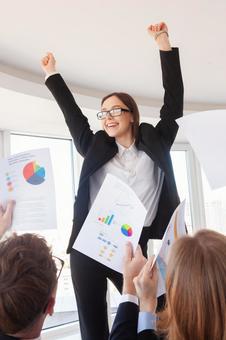 両手をあげ喜ぶ笑顔の女性と書類を持つ手 女性,男女,外国人の写真素材