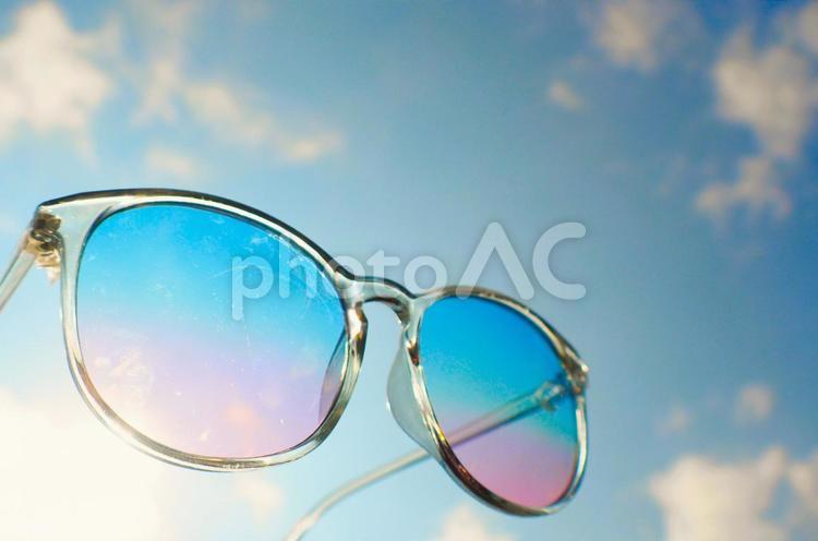 夏空と雲とグラデーションのあるサングラス 保護,紫外線,サングラスの写真素材