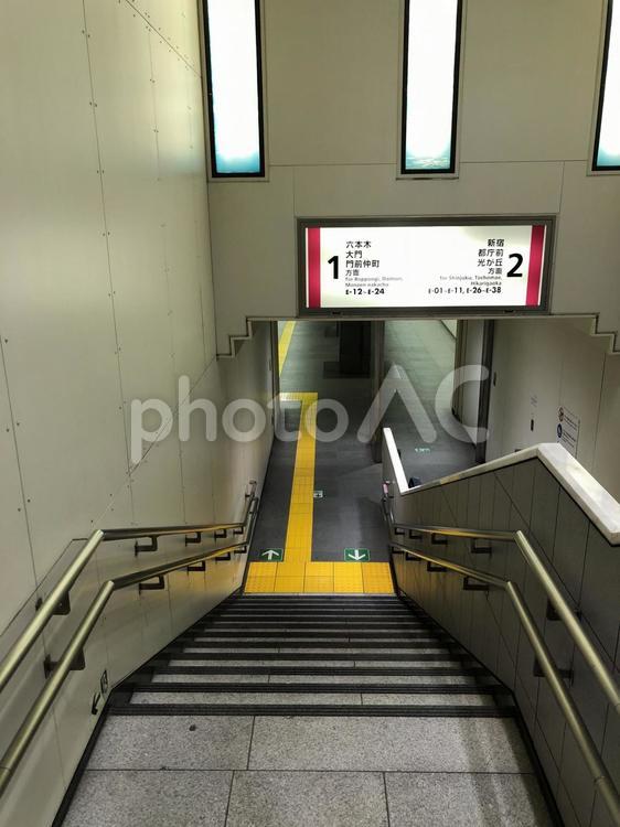国立競技場駅　ホームへの階段 国立競技場駅,階段,下りの写真素材
