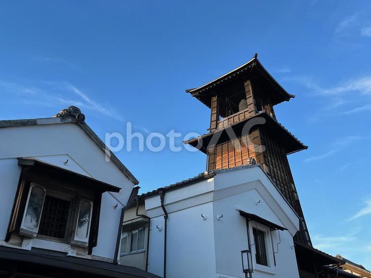 夏の夕方・川越時の鐘と白壁の蔵 川越,時の鐘,蔵造りの街並みの写真素材