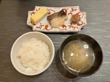 味噌汁/梅干し/白ご飯/卵焼き/焼魚 味噌汁/梅干し/白ご飯/卵焼き/焼魚 卵焼き,玉子焼き,味噌汁の写真素材
